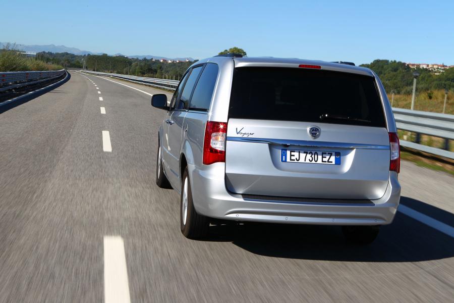  Lancia Voyager 2011 года  (фото 10 из 66)